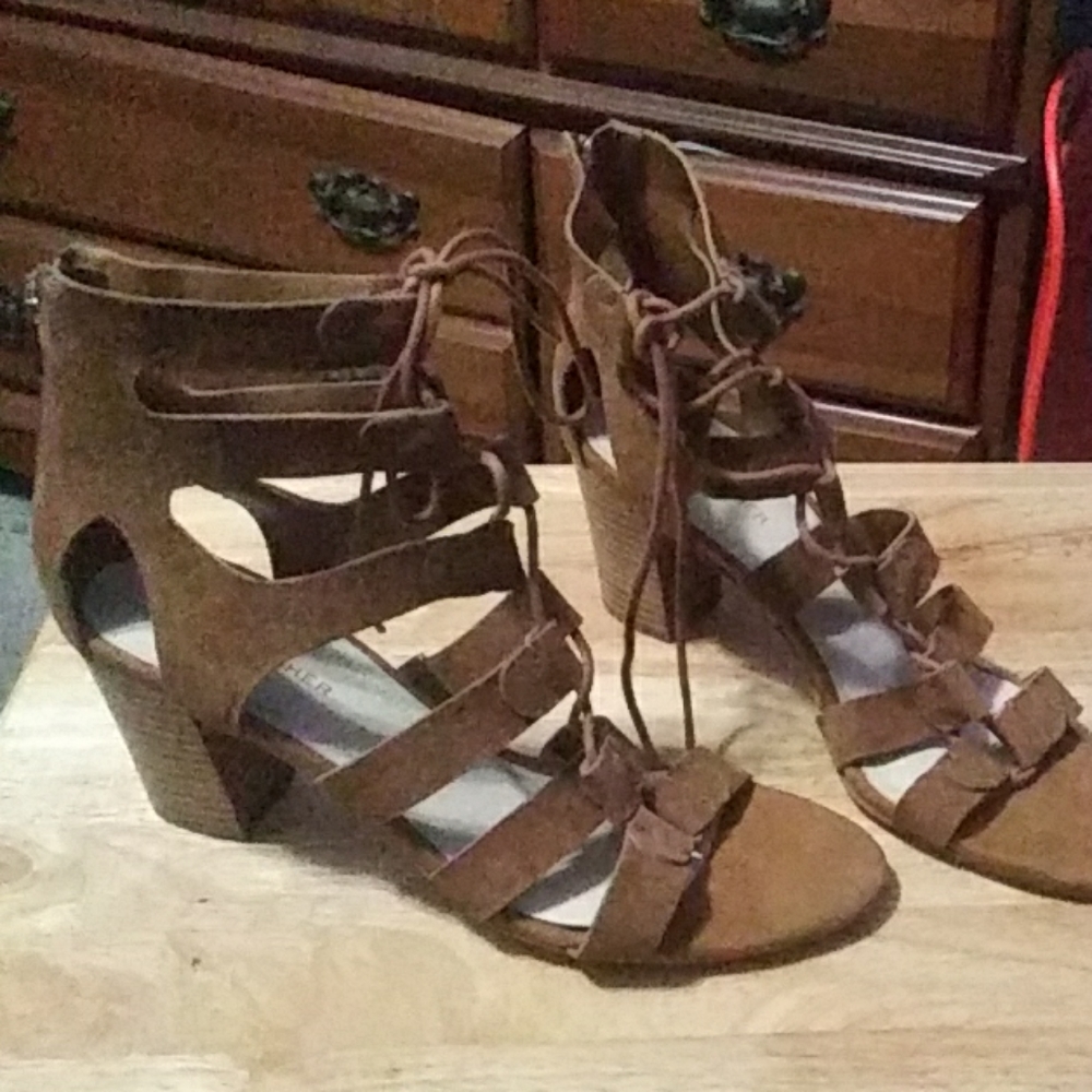 Marc Fisher brown suede 2in lace up heels.